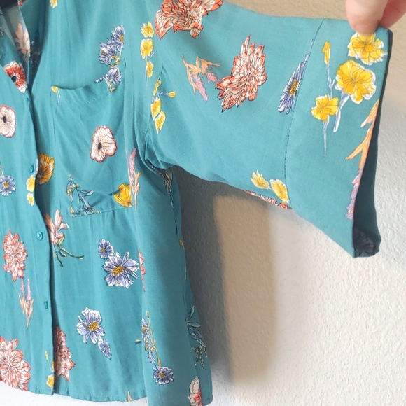 Pull&Bear | Floral Crop Button Down Top - Picture 8 of 12